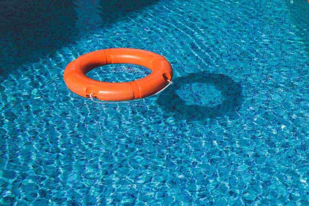 Une bouée dans une piscine pour éviter les noyades