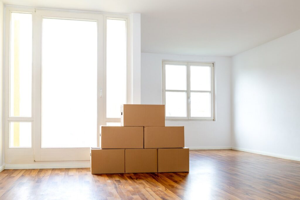 Des cartons de déménagement au milieu d'une pièce vide