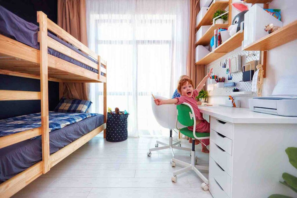 Une chambre d'enfants avec des lits superposés