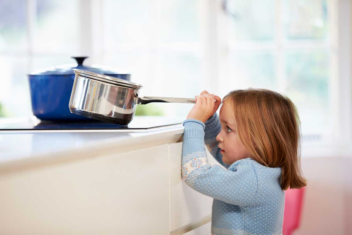 Une casserole sur le feu dans la cuisine est un véritable danger pour les enfants