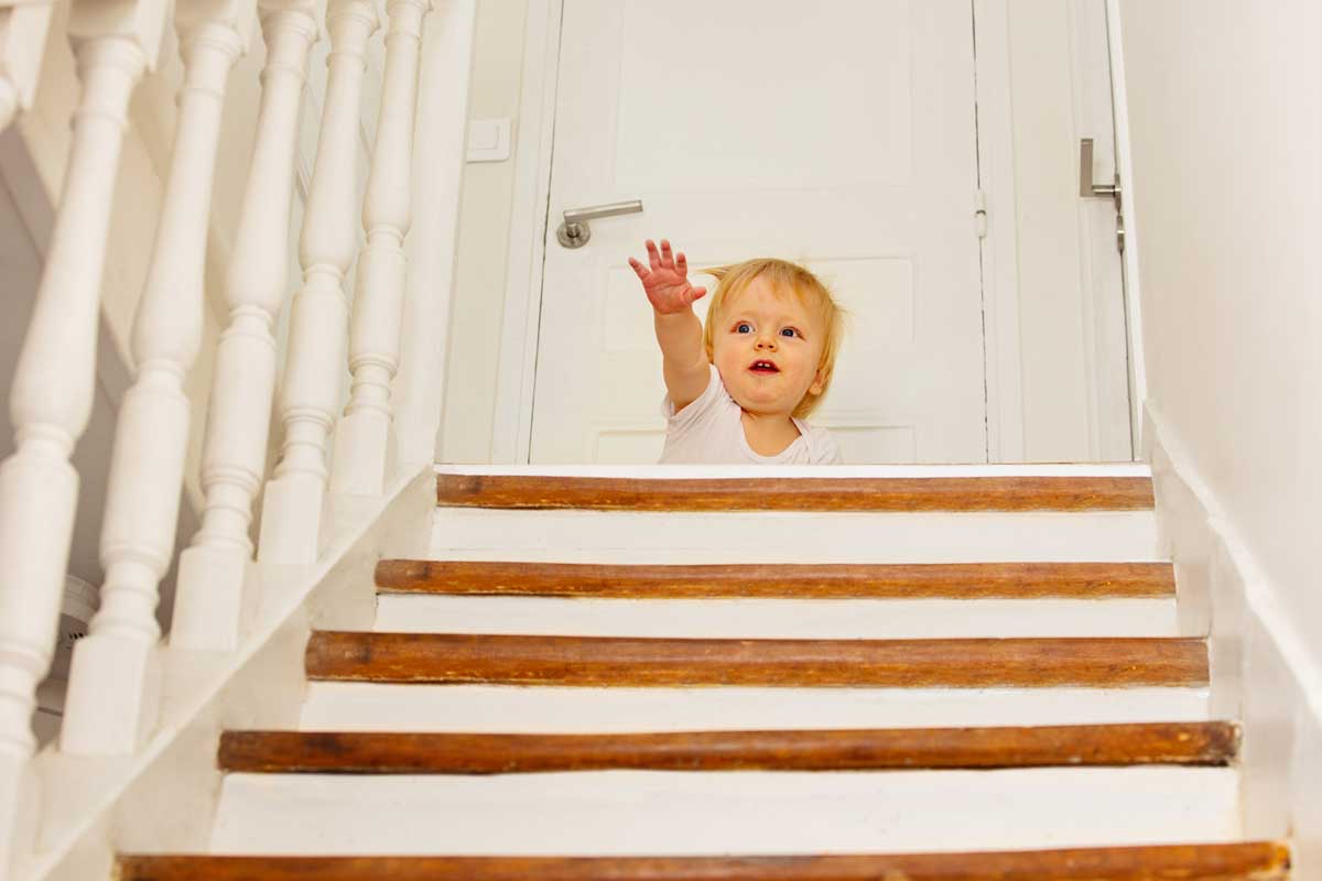 Un petit enfant devant les escaliers