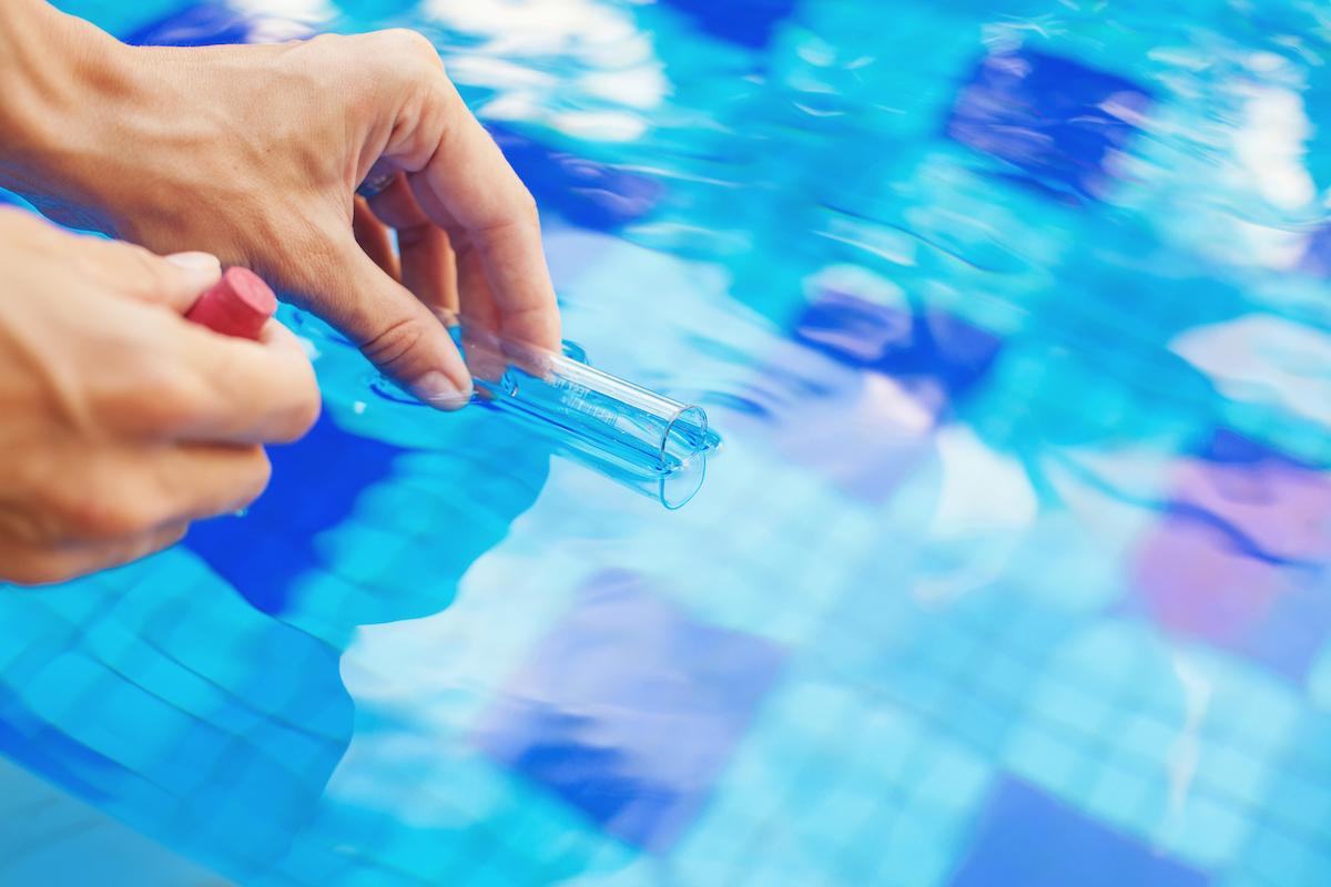 Test de la qualité de l'eau d'une piscine