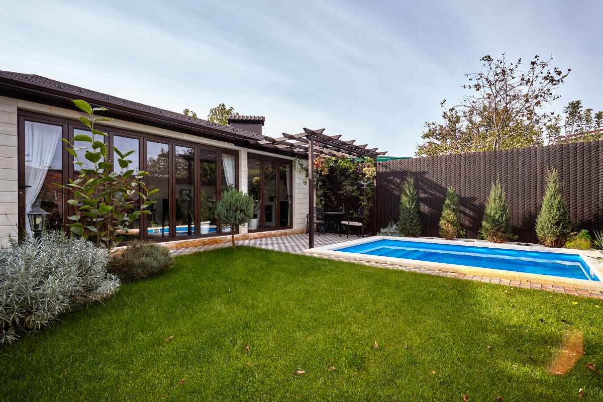 Une piscine dans un jardin