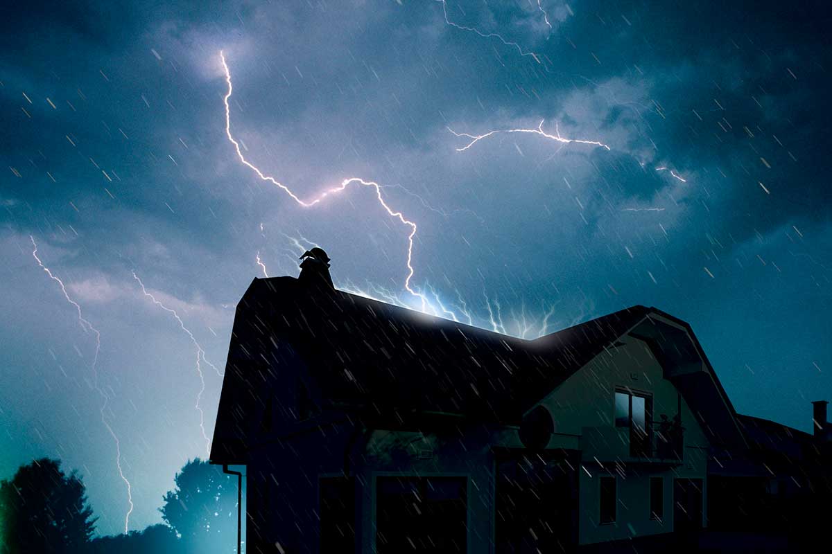 Impact de foudre sur le toit d'une maison