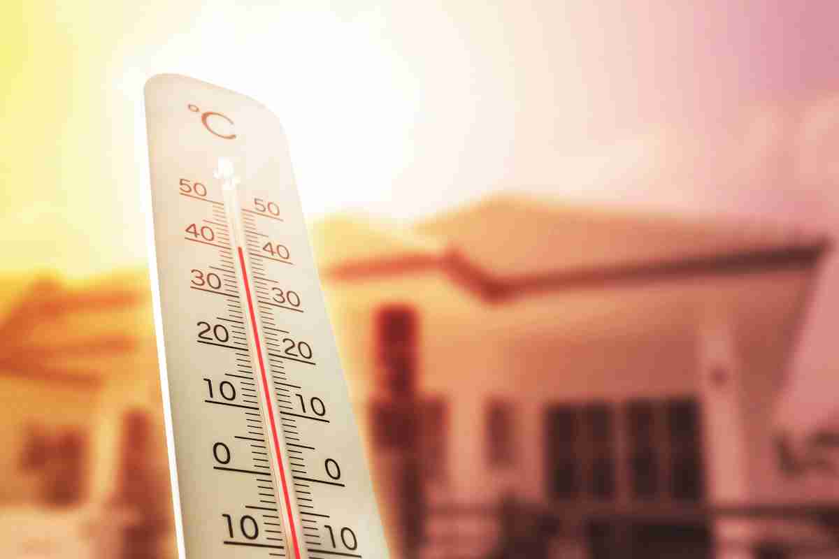 Thermomètre qui montre la chaleur devant une maison