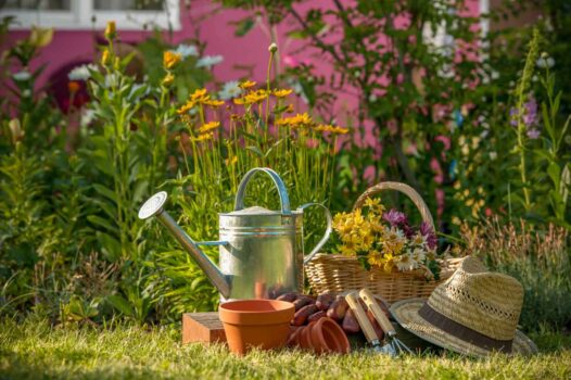 Outillage de jardin et chapeau de paille dans l'herbe
