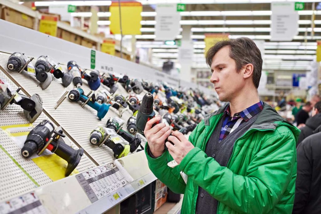 Un homme dans un rayon d'un magasin de bricolage