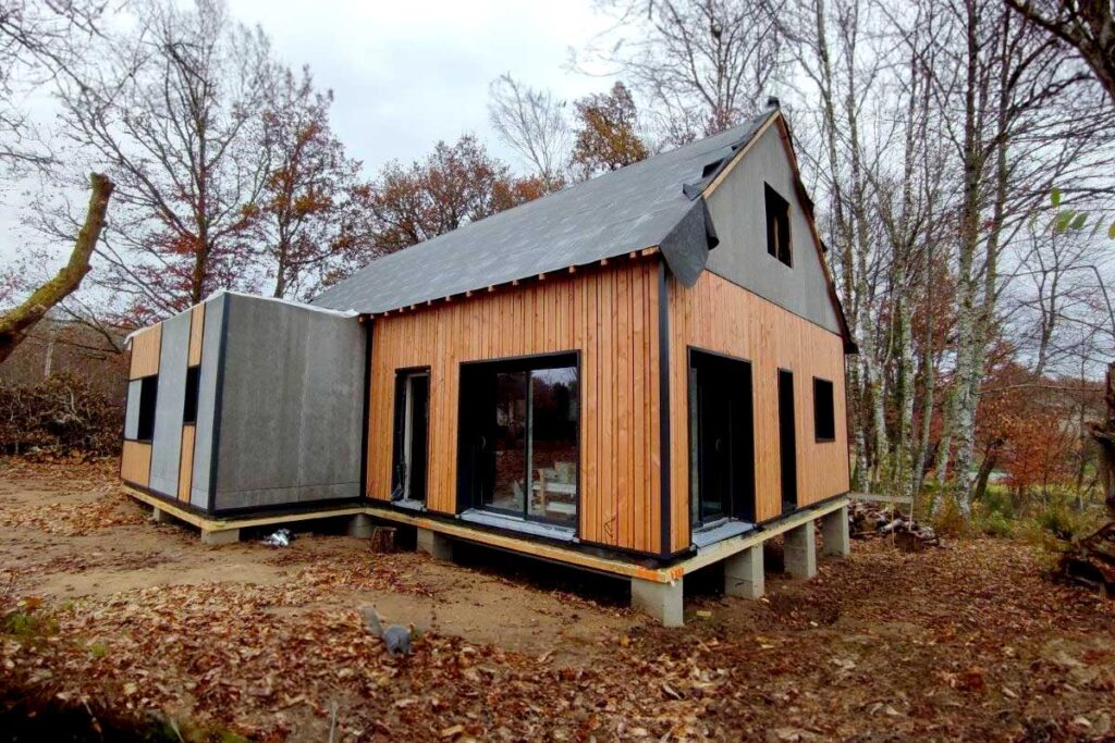 Une maison à toit en pente réalisée par Green Habitat