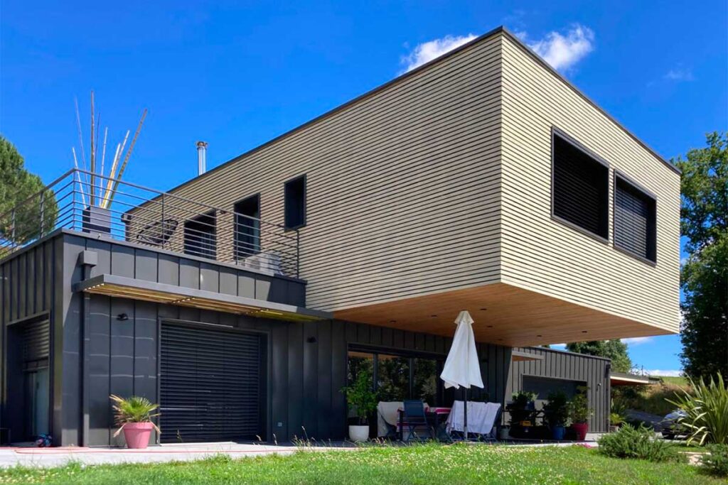 Une maison container à toit plat construite par Green Habitat