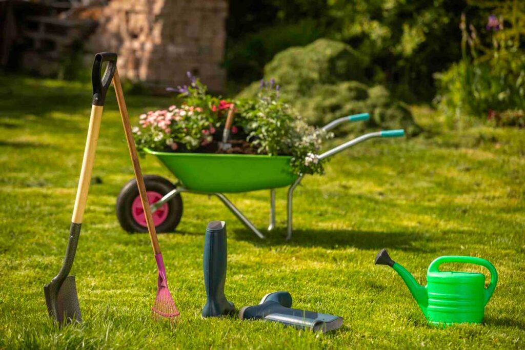 Matériel de jardinage dans un jardin