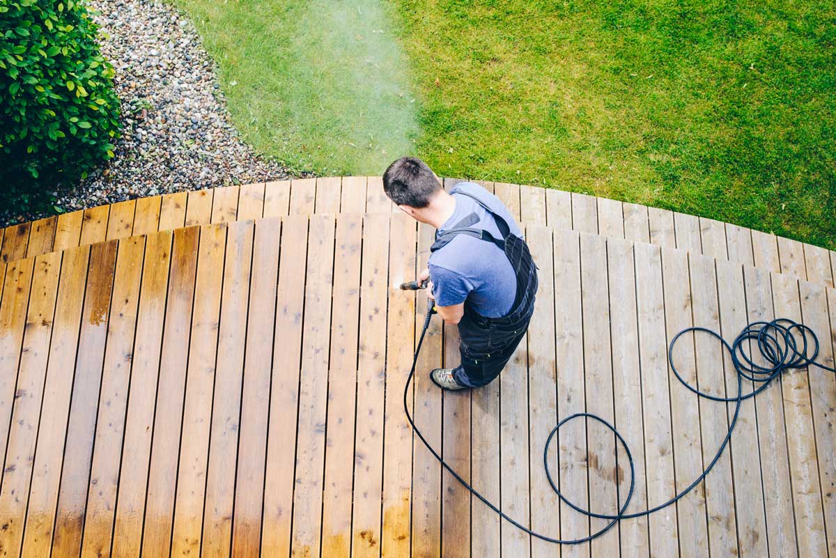 Nettoyage d'une terrasse en bois avec un nettoyeur haute pression