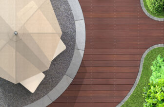 Un parasol sur une terrasse moderne en bois