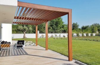 Pergola en bois au dessus d'une terrasse