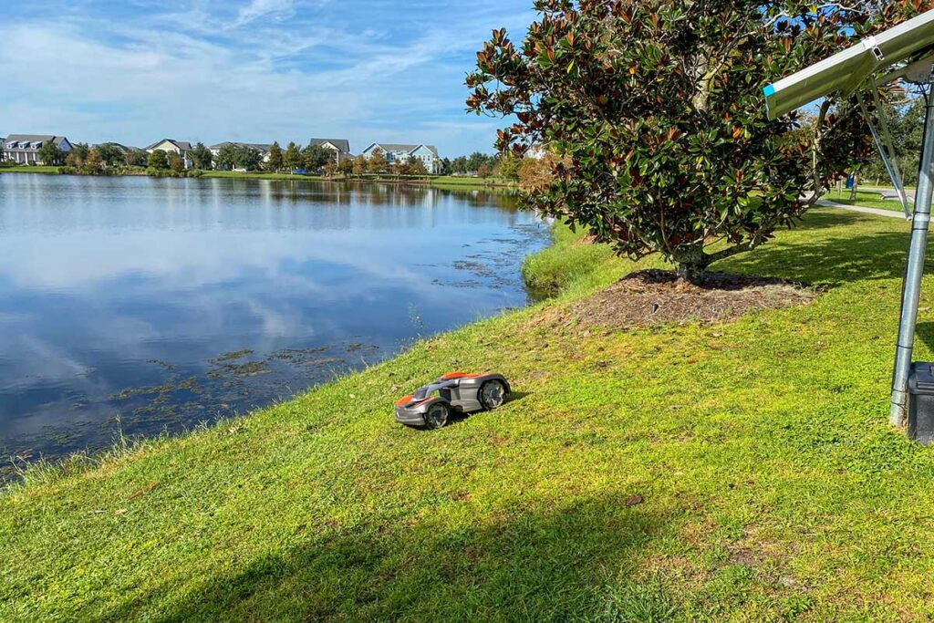 Un robot tondeuse Husqvarna sur un terrain en pente