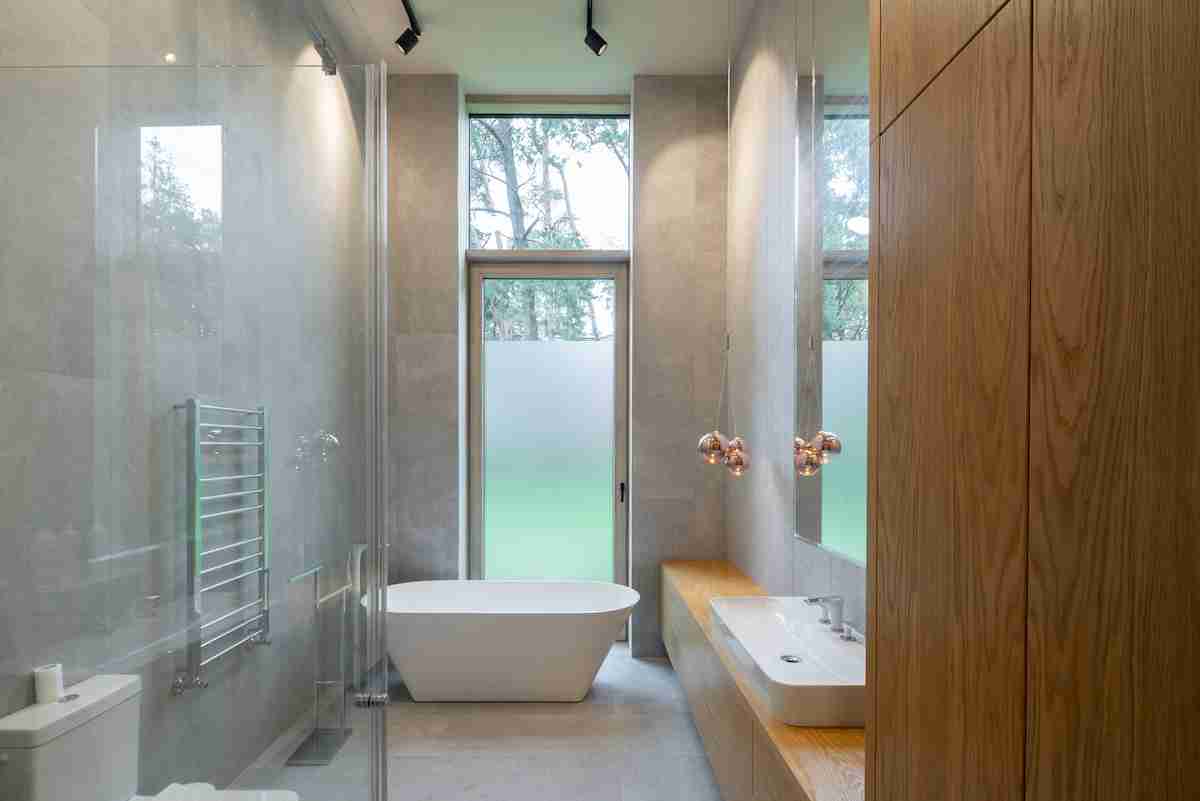 Une salle de bain moderne avec de la pierre et du bois