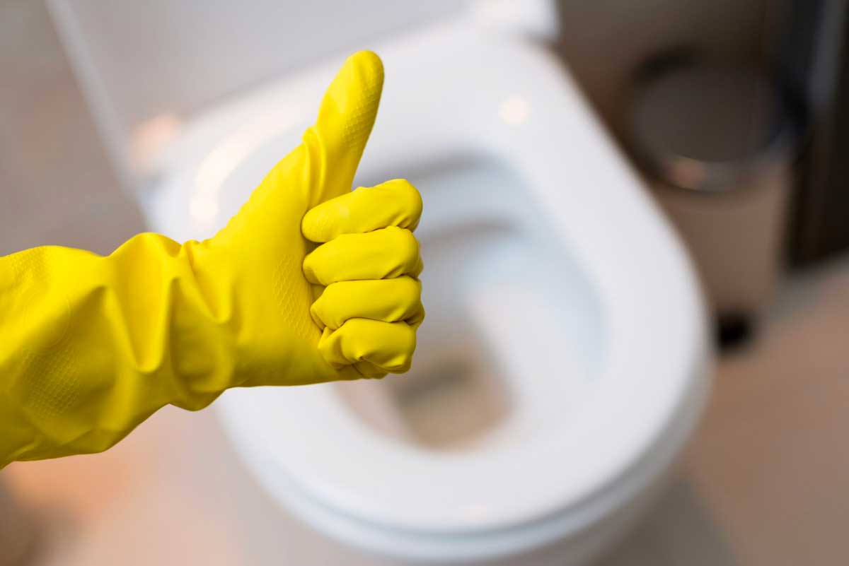 Nettoyage des toilettes avec un gant
