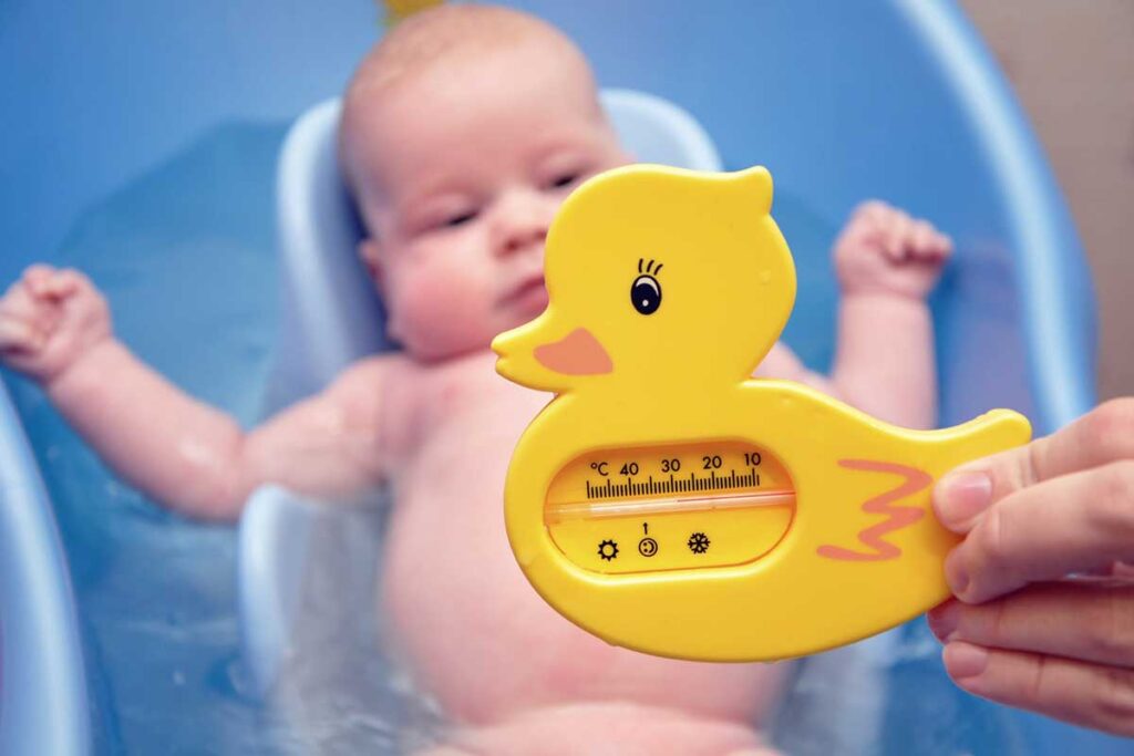 Vérifiez la température du bain de votre bébé avec un thermomètre