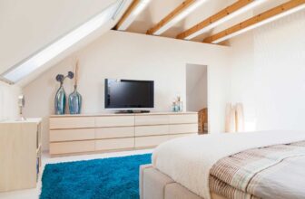 Chambre sous les combles avec poutres apparentes