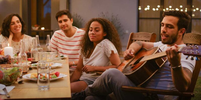 Toutes les règles de savoir-vivre entre voisins pour bien profiter de votre extérieur cet été